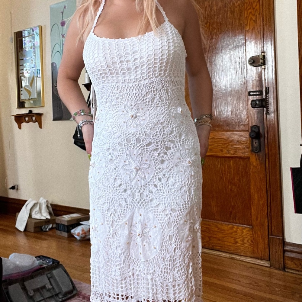 Sue wong NWT white crochet macrame beads in perfect condition. Tag size 12